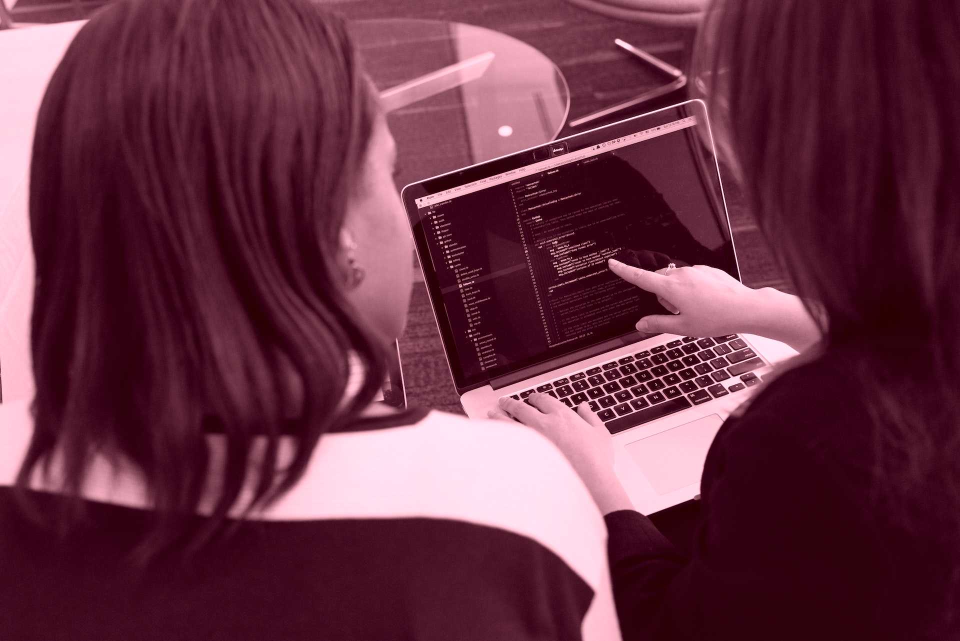 Cómo una agencia competitiva utiliza las redes sociales para potenciar el diseño web