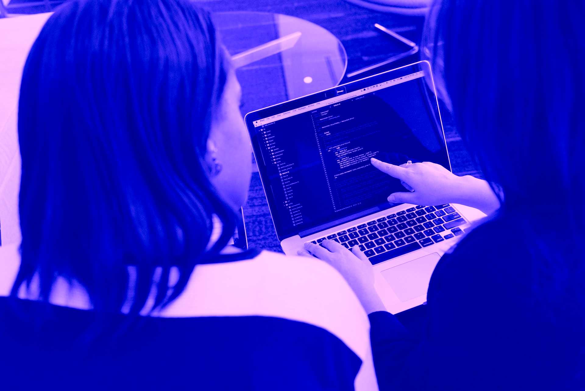 ¿En qué se diferencia una agencia de diseño web de un diseñador independiente?